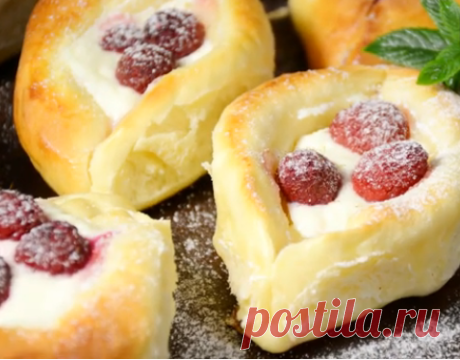 Открытые сдобные пирожки с творогом и ягодами