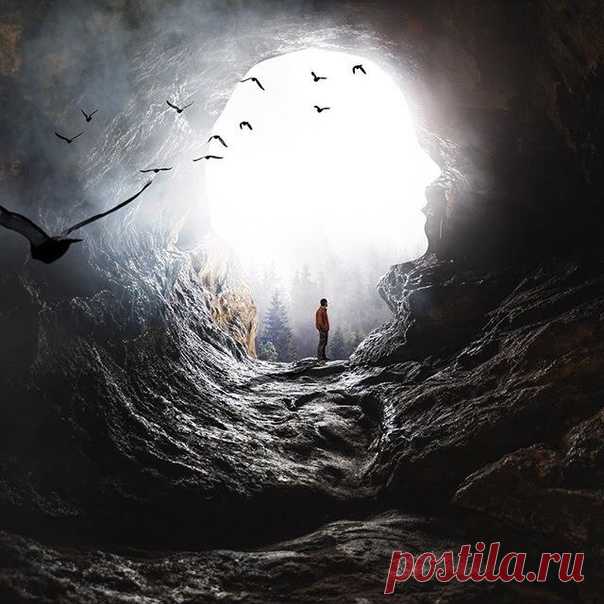 Ночь укрыла землю покрывалом
Снов, фантазий, сказок и мечты,
Звезды и Луна глядят устало,
Охраняя мир, покой и сны.

#сны_и_явь@intensive_taropy
