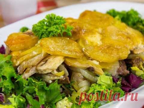 Говядина с грибами и картошкой в духовке Ингредиенты:Говядина - 500 г Картофель - 500 г Лук - 1 шт. Шампиньоны - 200 г Сметана - 2-3 ст.л. Соль, перец - по вкусу Зелень для украшенияПриготовление:1. Нарезать мясо на небольшие кусочки, посолить, поперчить.2. Картофель почистить, нарезать очень...