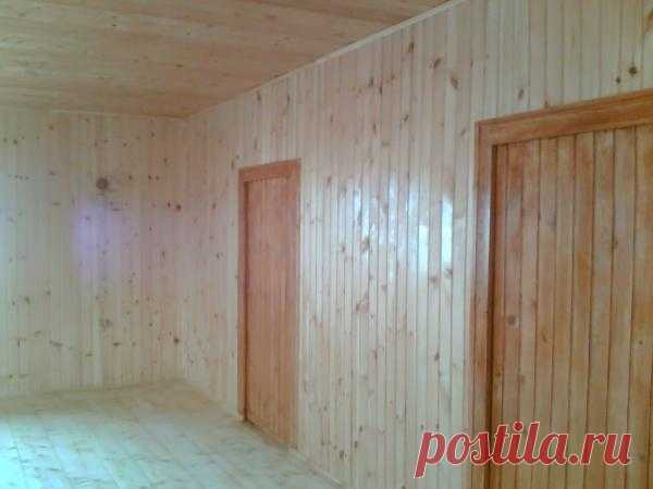 Вагонка или пластик: чем лучше отделать стены дачного дома Если говорить о мнении профессионалов, то однозначного ответа на вопрос: «Что лучше вагонка или пластиковые панели?» - нет. По словам специалистов каждая ситуация индивидуальна, и выбор стоит делать учитывая ваши ожидания, требования, финансовые возможности и т.д.