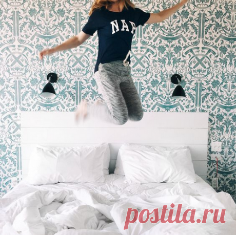 Утренние лайфхаки, или Как просыпаться энергичным и без кофе Люди делятся на два типа — на тех, кто встает рано утром с радостью и легкостью, и на тех, кто несколько раз переводит будильник, чтобы остаться в постели подольше. Давайте признаемся, рано вставать мало кому охота. Как же повысить уровень мотивации, чтобы просыпаться с энтузиазмом и готовностью прожить начавшийся день экстраординарно, если уровень вашей мотивации при пробуждении равен всего 1 или 2 из 10? Вот 5 простых действий,…