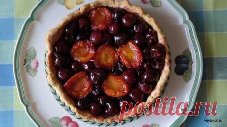 Аргентинский пирог с черешней и абрикосами Продолжаю экспериментировать с начинкой аргентинского пирога tarta quemada. Неделю назад я выкладывала рецепт такого пирога с начинкой из персиков. Сегодня начиню песочную форму черешней и абрикоса…