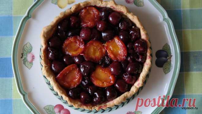 Аргентинский пирог с черешней и абрикосами Продолжаю экспериментировать с начинкой аргентинского пирога tarta quemada. Неделю назад я выкладывала рецепт такого пирога с начинкой из персиков. Сегодня начиню песочную форму черешней и абрикоса…