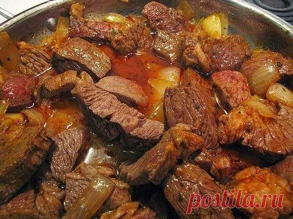 Вкусный, домашний гуляш

- мясо (говядина) - 500г,
- лук репчатый - 2 шт,
- мука - 1 ст. ложка,
- томатная паста - 3 ст. ложки,
- соль, перец, лавровый лист, зелень.

Мясо вымыть, обсушить и нарезать кубиками.
Лук мелко порезать. В глубокой сковороде разогреть масло и обжарить мясо на сильном огне ~5 минут. Добавить к мясу лук и жарить, периодически помешивая, ~5-7 минут на среднем огне.
Мясо посолить, поперчить, посыпать мукой, хорошо перемешать и жарить еще 2-3 минуты, п...
