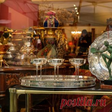 Эксперт по винтажу рассказывает, какие прочные и характерные вещи стоит искать в комиссионных магазинах и на распродажах.
