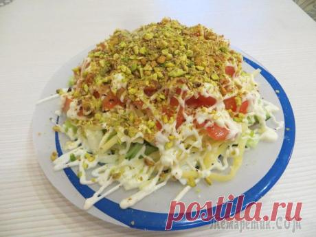 Салат "Куршавель" Горсть очищенных фисташек200 гр отварного мяса курицы200 гр сулугуни кубиками1 некрупный болгарский перец кубикамиВсе соединить,заправить сметаной майонезом,сверху посыпать кокосовой стружкой.Приятног...