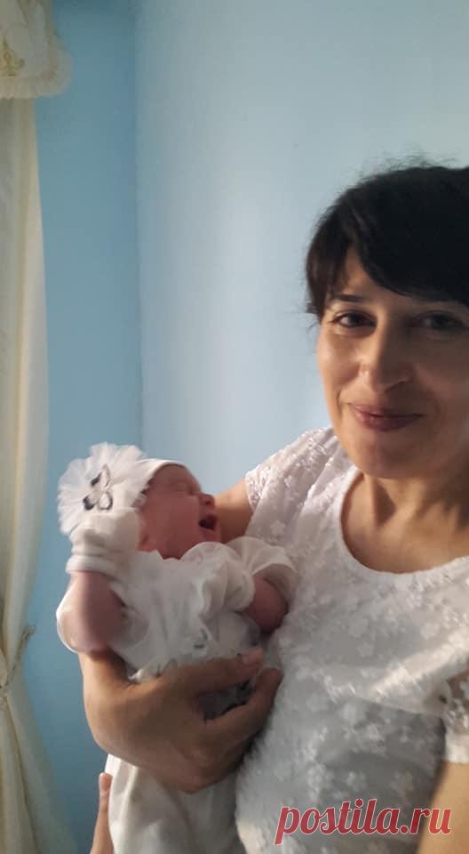 Շնորհավոր իմ անուշ ԼԻԼԻԹ🌹💗
Մեկ տարի առաջ այս օրը`քրոջս դստեր,բոլորիս սիրելի,իմ քնքուշ ու խելացի հայուհու`Լիլիթի պսակադրության օրն էր:Իսկ ահա երեկ նշեցինք մեկ այլ հայուհու,արդեն մայրության բերկրանքն ապրած Լիլիթիս դստեր քարասուն օրյա մոտքը այս փորձառատ ու մանկության հեքիաթ թվացող աշխարհ:
Բարի գալուստ քեզ մեր գեղեցկուհի...պածառ երկինք ու լուսավոր օրեր քեզ մեր փոքրիկ Նարե:
ԵՐԿՆԱԱՌԱՔ ՕՐՀՆՈՒԹՅՈՒՆՆԵՐԸ ՁԵԶ`ՄԱՅՐ ՈՒ ԴՍՏԵՐ....