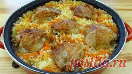 Готовим сытное и вкусное блюдо к семейному обеду.Это вкусно! 

Рис с курицей в духовке

Рис с курицей очень хорошо сочетаются, а если их приготовить в духовке, рис получается «распаренным» и пропитанным соком куриного мяса. Универсальное блюдо для любого повода.

Ингредиенты

Куриные бедра - 5 шт.

Лук репчатый - 1 шт.

Морковь - 1 шт.

Сырой рис - 2 ст.

Вода или бульон - 5 ст.

Растительное масло для жарки

Специи, соль

Приготовление