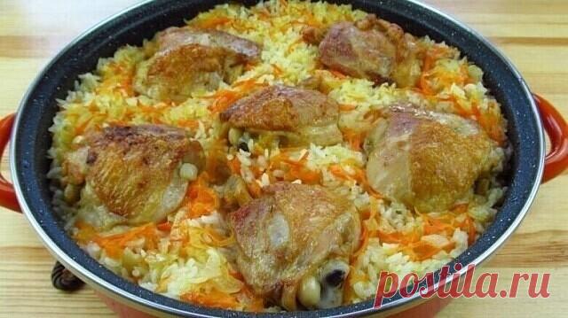 Готовим сытное и вкусное блюдо к семейному обеду.Это вкусно! 

Рис с курицей в духовке

Рис с курицей очень хорошо сочетаются, а если их приготовить в духовке, рис получается «распаренным» и пропитанным соком куриного мяса. Универсальное блюдо для любого повода.

Ингредиенты

Куриные бедра - 5 шт.

Лук репчатый - 1 шт.

Морковь - 1 шт.

Сырой рис - 2 ст.

Вода или бульон - 5 ст.

Растительное масло для жарки

Специи, соль

Приготовление

1. Отмерить количество риса согласн...