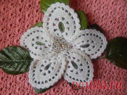 Красивый  вязаный крючком. Схема здесь http://labhousehold.com/ru/crochet-flower.html