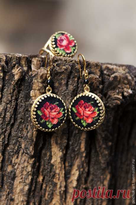 Conjunto de rosas rojas (pendientes y anillo) en la tienda online de la Feria de Maestros | Conjuntos de joyas, Bat Yam: entrega en toda Rusia. El artículo está vendido.