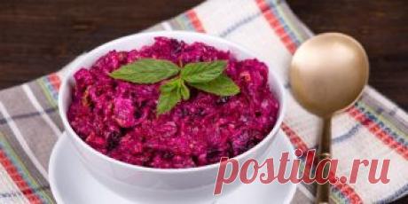 10 салатов с черносливом для любителей необычных сочетаний Сухофрукт добавит пикантную нотку в салаты с курицей, свёклой, орехами, огурцами, грибами, морковью и сыром.