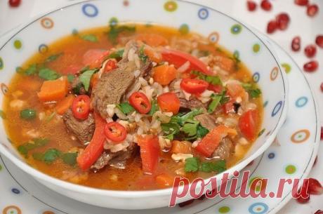 Суп харчо

Харчо – грузинское первое блюдо, по густоте среднее между супом и рагу. Название переводится с грузинского языка как «говяжий суп», но его готовят с любым мясом – бараниной, курицей, уткой и пр. В его составе обязательно должен присутствовать рис, томаты или ткемали и совсем нет привычного нам картофеля.

ИНГРЕДИЕНТЫ:
баранина или говядина – 600 г,
лук – 2 шт.,
морковь – 1 шт.,
помидоры – 4 шт.,
перец сладкий – 1-2 шт.,
чеснок – 3-5 зубков,
рис – 4-5 ст. ложек,
...