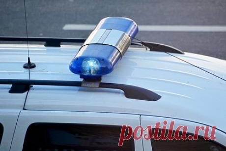 Российского полицейского заподозрили в случайном выстреле в напарника. Полицейский, получивший ранение во время перестрелки с вымогателями в Орехово-Зуево, мог сам случайно застрелить напарника. Дело о расправе по неосторожности выделено в отдельное производство. Все произошло 28 июня 2023 года, когда силовики прибыли на сообщение о вымогательстве у владельца местного автосервиса.