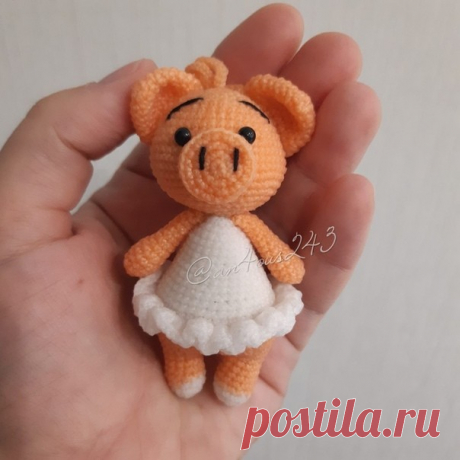 Свинка
 
Для создания милой хрюшки в платьице можно использовать хлопковую или полухлопковую пряжу и крючок подходящего размера. 
Условные обозначения: 
КА — кольцо амигуруми 
вп — воздушная петля 
сбн — столбик без накида 
сс — соединительный столбик 
пр — 2 сбн в один сбн 
уб — 2 сбн провязать вместе 
 
НОГИ (2 детали) 
1. 6 сбн в КА 
2. пр х 6 раз (12) 
3-7. 12 сбн 
8. 12 сбн 
Нить закрепить и отрезать. 
После того, как связали вторую ноги, нить не обрываем, а соединяем...