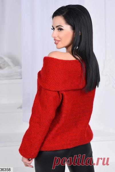 Такую риэлторшу прислала мне читательница . Свитерок то, что надо. Единственное но: в тексте она блондинка. Хотя на следующий день может и перекрасилась