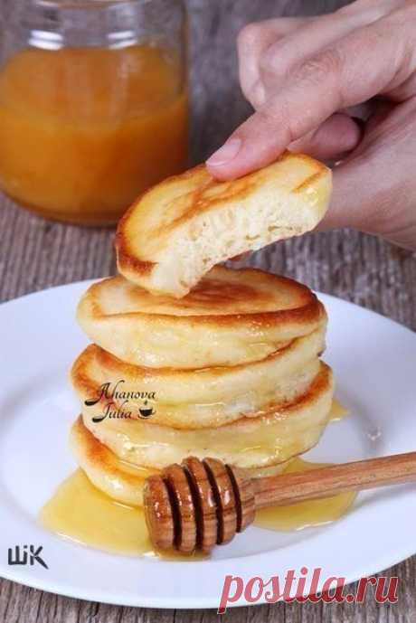 ПЫШНЫЕ ОЛАДУШКИ  
Очень вкусные оладьи, мои самые любимые  

ИНГРЕДИЕНТЫ: 
● 250 мл. кефира (можно взять простоквашу) 
● 1 яйцо 
● 2 ст.л. сахара 
● 2 ст.л. растопленного сливочного масла 
● 150 г. муки 
● 1 ч.л. ванильного сахара 
● ¼ ч.л. соли 
● ¼ ч.л. соды 
● 1 ч.л. разрыхлителя 

ПРИГОТОВЛЕНИЕ: 
1. В миске смешать венчиком яйцо с сахаром и ванильным сахаром. 
2. Кефир или простоквашу немного нагреть и влить в яичную смесь.Добавить растопленное сливочное масло, перемеш...