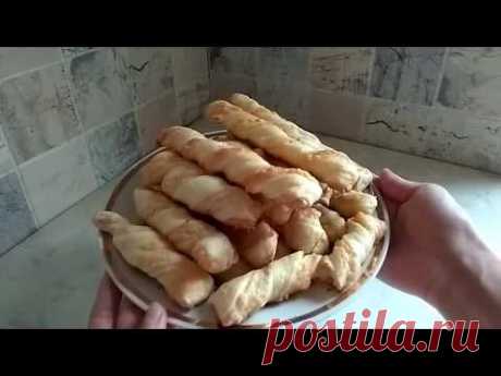 Что приготовить из слоеного теста? Сырные палочки,пальчики оближешь)