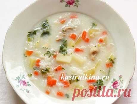 Белый рисовый суп с плавленным сырком и курицей