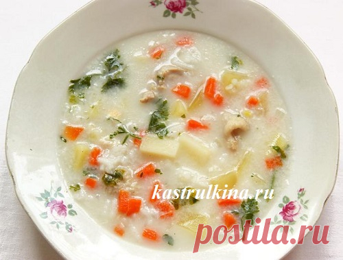 Белый рисовый суп с плавленным сырком и курицей
