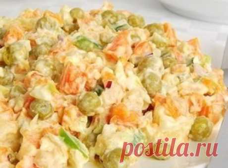 РЕЦЕПТЫ » Салат из куриного мяса с морковью и зеленым горошком