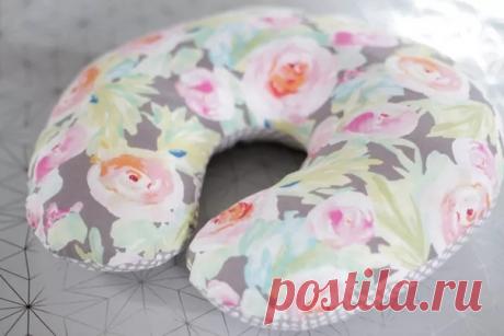 Дорожная подушка

Чтобы шея не уставала в дороге, а сон в самолёте или автомобиле всегда был комфортным, можно сшить дорожную подушку под шею.