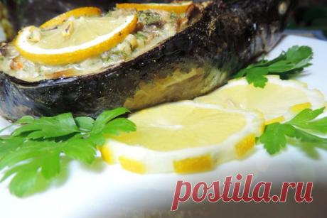 Фаршированная запеченная скумбрия "Праздничная" | Foodbook.su Еще один вариант моей любимой скумбрии На этот раз я предлагаю добавить в начинку обжаренные грибы с луком и изменить форму подачи. Такая рыбка очень красиво смотрится на столе и так и притягивает