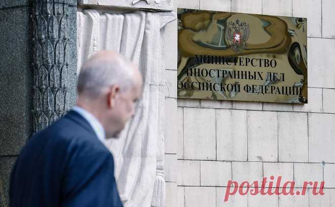 МИД ответил на планы высылки первого секретаря посольства из Эстонии. МИД назвал решение Эстонии выслать российского дипломата враждебным и пообещал ответные меры в будущем. Таллин обвинил первого секретаря дипмиссии в действиях по подрыву «конституционного порядка» и расколу общества Эстонии