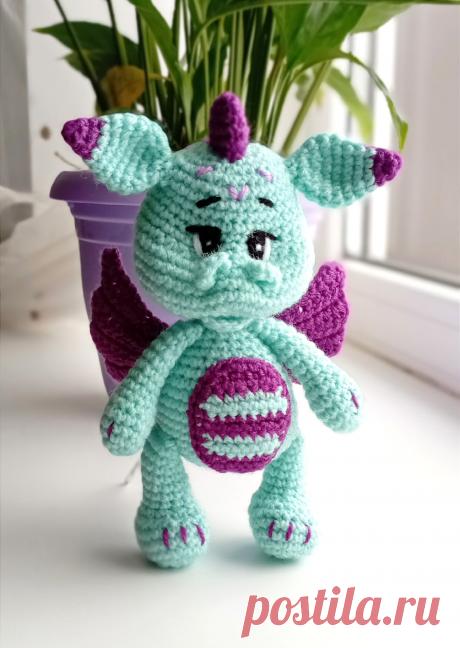 PDF Дракон крючком. FREE crochet pattern; Аmigurumi animal patterns. Амигуруми схемы и описания на русском. Вязаные игрушки и поделки своими руками #amimore - дракон, дракончик, динозавр, динозаврик.