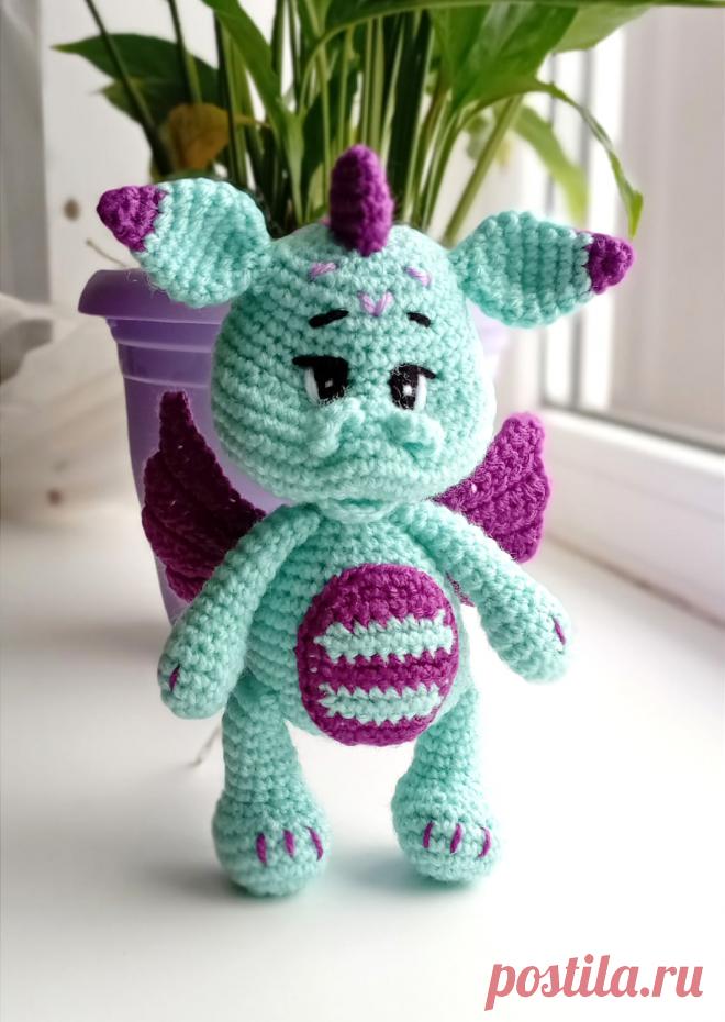 PDF Дракон крючком. FREE crochet pattern; Аmigurumi animal patterns. Амигуруми схемы и описания на русском. Вязаные игрушки и поделки своими руками #amimore - дракон, дракончик, динозавр, динозаврик.