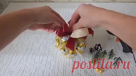 Новогодний подарок шар из конфет