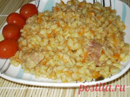 Вкусная перловка 
 
С детства люблю такую перловку,еще бабушка 
такую готовила.Я ее делала на свиной тушенке.Для начала подготовим 
необходимые продукты : почистим пару больших луковиц,пару зубчиков 
чеснока и пару морковок.Возьмем стакан перловки,тщательно ее 
промоем,зальем водой и поставим вариться минут на 10..Из тушенки ложкой 
выберем весь жир,положим его на сковородку, растопим и на этом жире 
обжарим чеснок и лук с морковкой,если вам повезет и жира будет в банке 
мало,то добавим растител