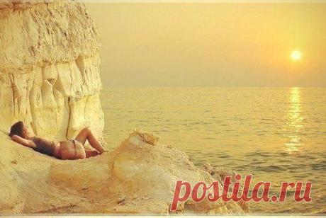 Семь секретов Счастливого Человека:
1. Не беспокоиться о том, что думают о тебе окружающие.
(Секрет Свободы)
2. Любая наша мысль обязательно материализуется.
(Секрет Реальности)
3. Полюбите и примите своё тело.
(Секрет Красоты)
4. Не осуждайте и не критикуйте себя и других.
(Секрет Дружбы)
5. Дарите Любовь и не переделывайте Любимых.
(Секрет Любви)
6. Научитесь сначала давать, а потом получать.
(Секрет Богатства)
7. Меньше думайте, больше любите и радуйтесь.
(Секрет Счастья)