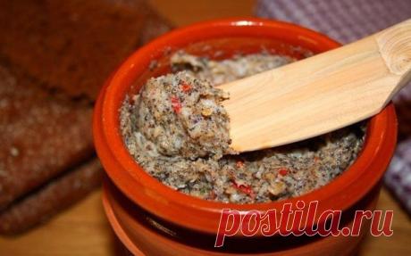 Обалденно вкусно!!! Намазка для бутербродов из сала, чеснока, зелени и орехов!!!

Сальная намазка — очень вкусная деликатесная закуска

Вкус необыкновенный, я ничего подобного раньше не пробовала! Готовится предельно просто. Получается очень вкусная бутербродная масса, которую можно просто намазать на кусочек свежего черного хлеба и подать как дополнение к горячему борщу. 

Впрочем, и для обычного перекуса такой бутерброд будет весьма недурен. 

К охлаждённой водочке, да н...