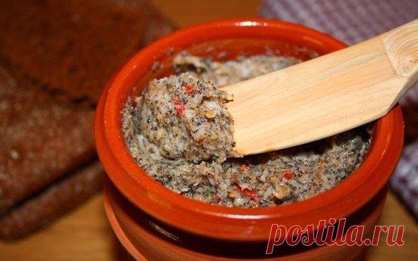 Обалденно вкусно!!! Намазка для бутербродов из сала, чеснока, зелени и орехов!!!

Сальная намазка — очень вкусная деликатесная закуска

Вкус необыкновенный, я ничего подобного раньше не пробовала! Готовится предельно просто. Получается очень вкусная бутербродная масса, которую можно просто намазать на кусочек свежего черного хлеба и подать как дополнение к горячему борщу. 

Впрочем, и для обычного перекуса такой бутерброд будет весьма недурен. 

К охлаждённой водочке, да н...