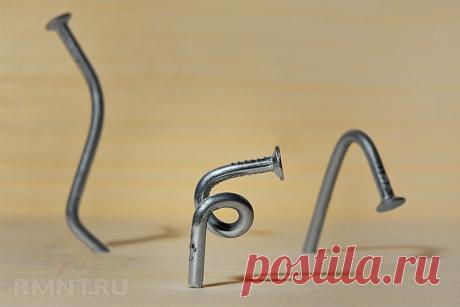 Несколько способов, как забить гвоздь без молотка Конечно, именно молоток предназначен для забивания гвоздей. Ассоциация «гвоздь—молоток» у нас очень прочная, ведь это неразрывно связанные инструменты. Однако, не исключаем, что возникает ситуация, когда гвоздь есть, забить его нужно срочно, а вот молотка под рукой по какой-либо причине не оказалось.