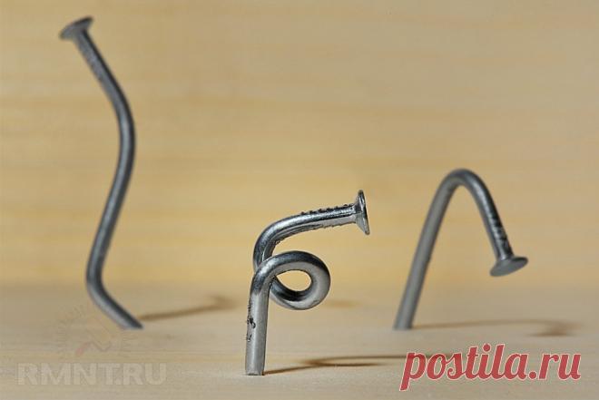 Несколько способов, как забить гвоздь без молотка Конечно, именно молоток предназначен для забивания гвоздей. Ассоциация «гвоздь—молоток» у нас очень прочная, ведь это неразрывно связанные инструменты. Однако, не исключаем, что возникает ситуация, когда гвоздь есть, забить его нужно срочно, а вот молотка под рукой по какой-либо причине не оказалось.