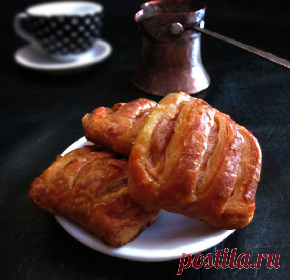 Слойки с яблоками.