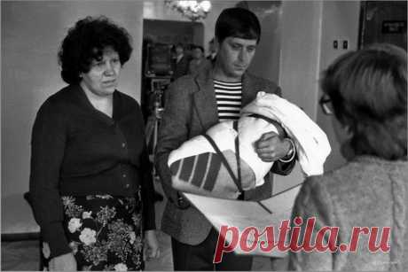 Не штамп, не роспись, не венчание,
не Мендельсона звуки кружатся...
Потухший взгляд, прошли мечтания...
Вот так рождается супружество.