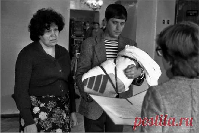 Не штамп, не роспись, не венчание,
не Мендельсона звуки кружатся...
Потухший взгляд, прошли мечтания...
Вот так рождается супружество.