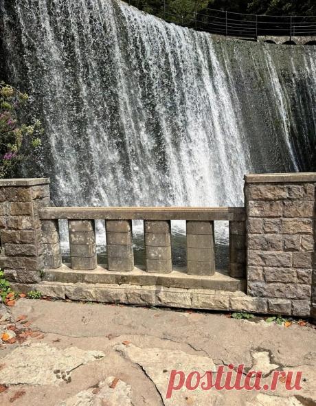 Искусственное чудо природы! 💦 Водопад на реке Псырцха

Рукотворная сказка в сердце Нового Афона! Этот удивительный водопад создан монахами, а кажется, что он был здесь всегда. Шум воды, прохлада и древние стены — идеальное место для умиротворения. Обязательно к посещению! 🌿 #НовыйАфон Абхазия Водопад Псырцха Путешествие Природа Монастырь