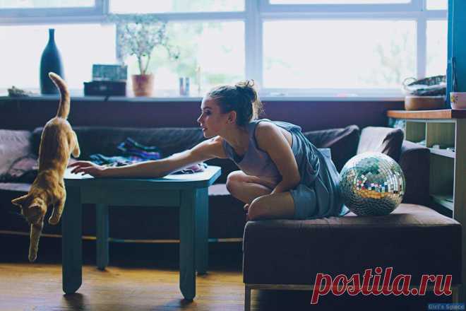 Лучше быть счастливым одному, чем несчастным с кем-то другим.
Лучше быть одиноким, чем состоять в недоотношениях. Лучше быть одиноким, чем состоять в недоотношениях. Лучше никому не писать, чем отправить подробное сообщение, а затем понять, что его прочитали час назад и до сих пор не ответили. Лучше сидеть дома в одиночестве в пятницу вечером и смотреть фильм, чем часами наряжаться, только чтобы он отменил вас […]
Читай дальше на сайте. Жми подробнее ➡