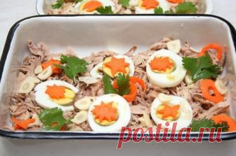 Куриный холодец 

Ингредиенты:


-Курица — 1 шт.
-Лук репчатый — 1 шт.
-Морковь — 140 г
-Чеснок, дольки — 5 шт.
-Соль пищевая — 1 ч. л.
-Перец темный горошком — 5 шт.
-Лавровый лист — 4 шт.
-Яйца куриные — 2 шт.
-Кин…