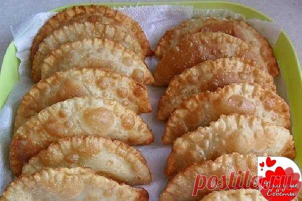 Самые вкусные и сочные чебуреки. 

В моей семье все обожают чебуреки и думаю, что все хозяйки умеют их готовить. 
Но у каждой хозяйки они получаются разные, а иногда и не получаются, как хотелось бы. 
Давно известно, что вкус чебуреков зависит от теста, поэтому я поделюсь с вами этим рецептом. 
Тесто получается слоистым, хрустящим и пузырчатым и очень вкусное. 

Тестo: 
-мука - 3,5 стакана 
-вода - 1 стакан 
-яйцо - 1 шт. 
-cоль - 1 ч. л. без горки 
-вoдка - 2 ст. л. 
-pас...
