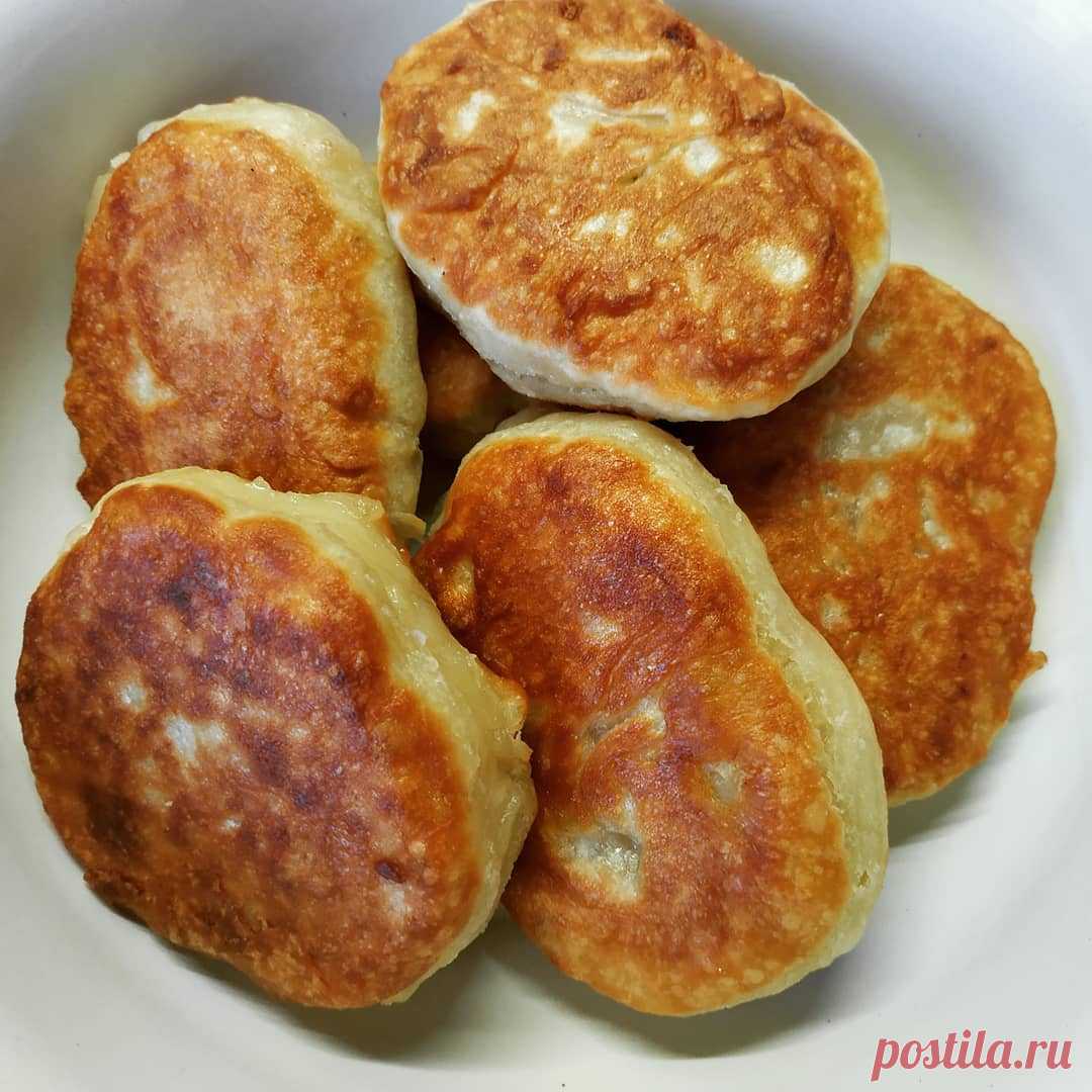 жареные пирожки с капустой