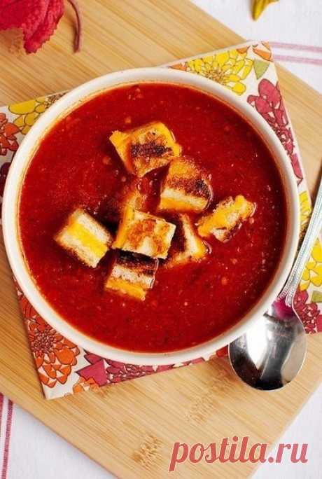 Томатный суп с сырными гренками