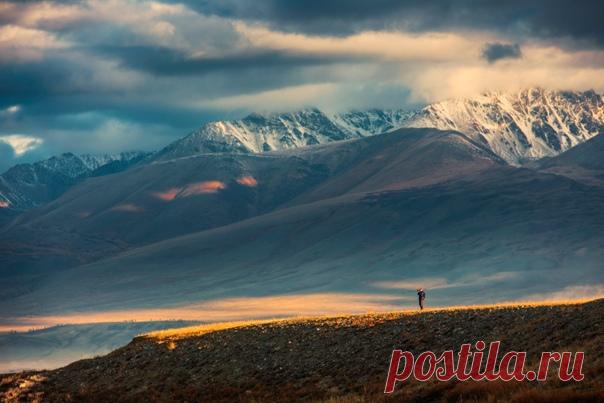 «Человеку иногда свойственно считать себя центром Вселенной. На самом деле он занимает лишь крошечную нишу в этом бесконечном пространстве», — философствует с утра пораньше наш читатель Анатолий (nat-geo.ru/community/user/228466/), приславший нам эту прекрасную фотографию. Доброе утро!