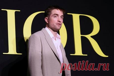 Роберт Паттинсон тайно избавился от дома в США. Британский актер Роберт Паттинсон тайно избавился от своего дома в США. Звезда «Сумерек» и «Бэтмена» владел недвижимостью более девяти лет. Речь идет о небольшой холостяцкой резиденции артиста, которая спрятана высоко на Голливудских холмах в Лос-Анджелесе. Неизвестный покупатель заплатил за него 3 миллиона долларов.