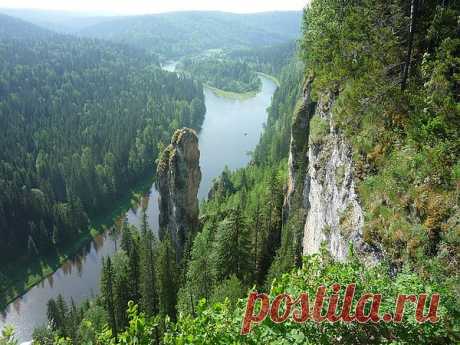 Не смотри на того, чья земля зеленее,
И из окон и море и город виднее,
А смотри на того, в чьей избе незавидной
Через тусклые стекла и неба не видно.

Или вспомни о тех, кто в тюремном подвале,
В мокром карцере света давно не видали,
Чьи глаза от кромешного мрака ослепли,
А в сердцах пожелания смерти окрепли.

И тогда твой, казавшийся жалким, домишко,
Вдруг покажется виллой, где всё есть с излишком.
Не смотри на детей избалованных, нежных,
Что в постельках пуховых лежат белоснежных,