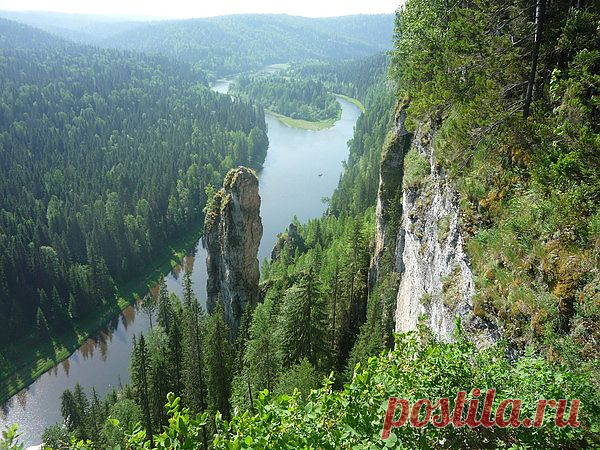 Не смотри на того, чья земля зеленее,
И из окон и море и город виднее,
А смотри на того, в чьей избе незавидной
Через тусклые стекла и неба не видно.

Или вспомни о тех, кто в тюремном подвале,
В мокром карцере света давно не видали,
Чьи глаза от кромешного мрака ослепли,
А в сердцах пожелания смерти окрепли.

И тогда твой, казавшийся жалким, домишко,
Вдруг покажется виллой, где всё есть с излишком.
Не смотри на детей избалованных, нежных,
Что в постельках пуховых лежат белоснежных,